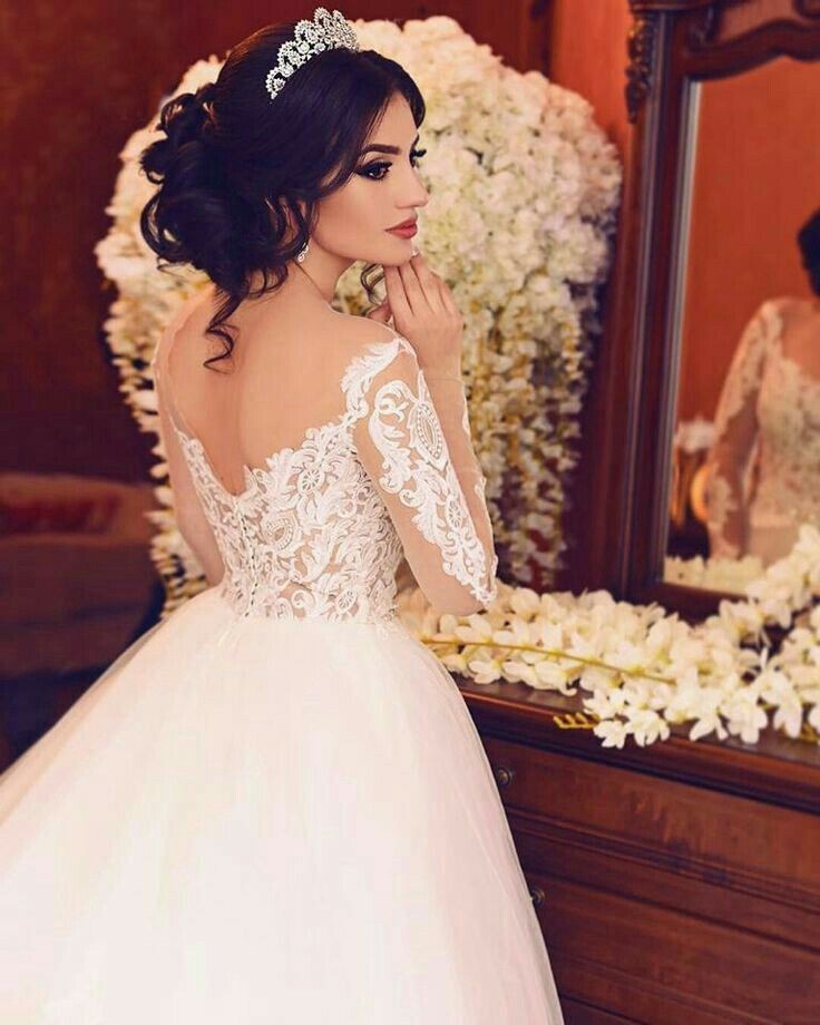 I'm obsessed with this bridal hairstyle 👰🏻‍♀️ Do you like it ? Book your  appointment now on 0520520200 @rochairstyler @s... | Instagram